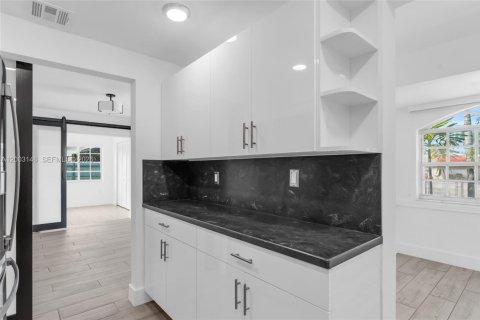 House in Hialeah, Florida 4 bedrooms, 152.08 sq.m. № 2069574 - photo 16