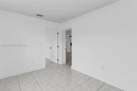 House in Hialeah, Florida 4 bedrooms, 152.08 sq.m. № 2069574 - photo 27