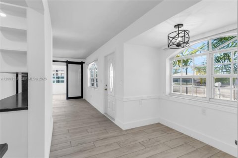 House in Hialeah, Florida 4 bedrooms, 152.08 sq.m. № 2069574 - photo 19