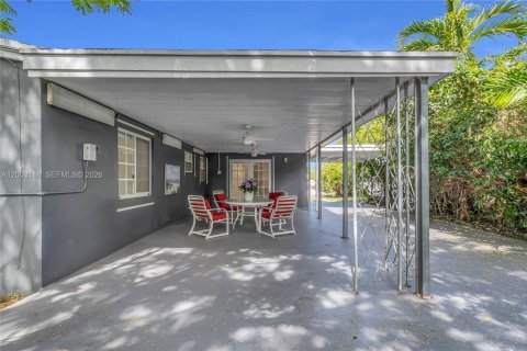 House in Hialeah, Florida 4 bedrooms, 152.08 sq.m. № 2069574 - photo 14