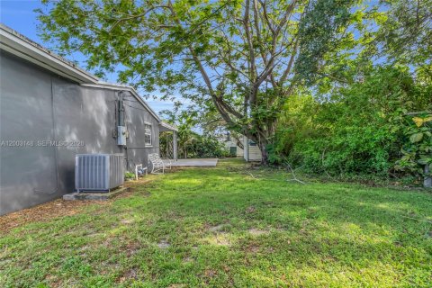 House in Hialeah, Florida 4 bedrooms, 152.08 sq.m. № 2069574 - photo 10