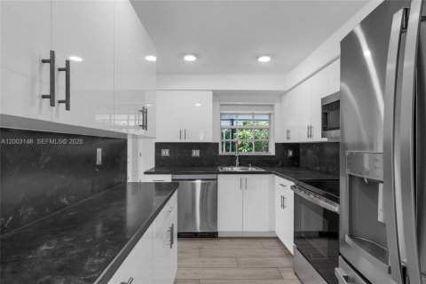 House in Hialeah, Florida 4 bedrooms, 152.08 sq.m. № 2069574 - photo 15