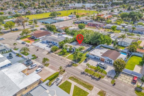 House in Hialeah, Florida 4 bedrooms, 152.08 sq.m. № 2069574 - photo 8