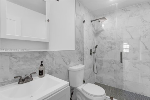 House in Hialeah, Florida 4 bedrooms, 152.08 sq.m. № 2069574 - photo 28