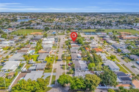 House in Hialeah, Florida 4 bedrooms, 152.08 sq.m. № 2069574 - photo 9