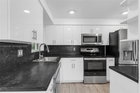 House in Hialeah, Florida 4 bedrooms, 152.08 sq.m. № 2069574 - photo 18