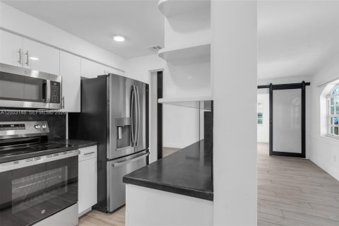 House in Hialeah, Florida 4 bedrooms, 152.08 sq.m. № 2069574 - photo 17