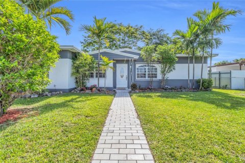 House in Hialeah, Florida 4 bedrooms, 152.08 sq.m. № 2069574 - photo 3