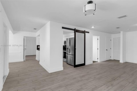 House in Hialeah, Florida 4 bedrooms, 152.08 sq.m. № 2069574 - photo 21