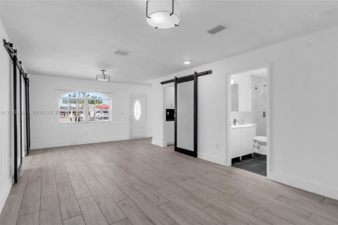 House in Hialeah, Florida 4 bedrooms, 152.08 sq.m. № 2069574 - photo 22