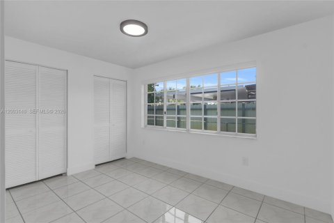 House in Hialeah, Florida 4 bedrooms, 152.08 sq.m. № 2069574 - photo 26