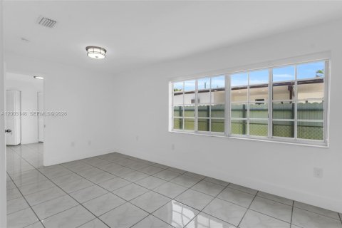 House in Hialeah, Florida 4 bedrooms, 152.08 sq.m. № 2069574 - photo 25
