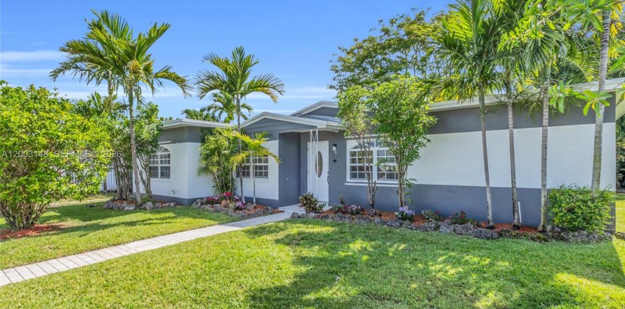 House in Hialeah, Florida 4 bedrooms, 152.08 sq.m. № 2069574