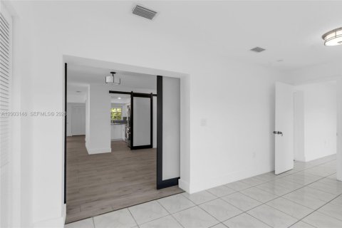 House in Hialeah, Florida 4 bedrooms, 152.08 sq.m. № 2069574 - photo 24