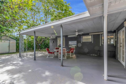 House in Hialeah, Florida 4 bedrooms, 152.08 sq.m. № 2069574 - photo 11