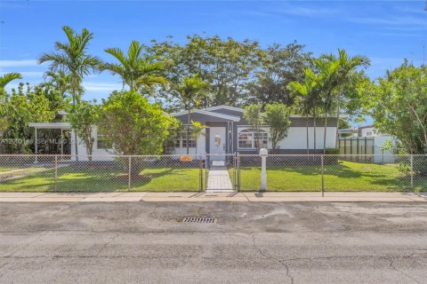 House in Hialeah, Florida 4 bedrooms, 152.08 sq.m. № 2069574 - photo 2