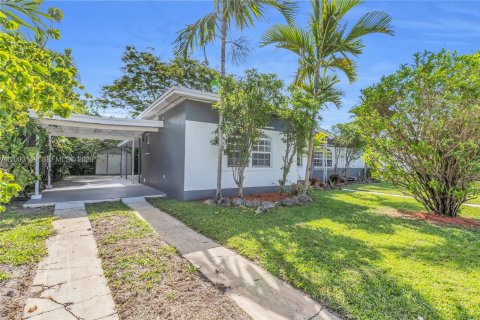 House in Hialeah, Florida 4 bedrooms, 152.08 sq.m. № 2069574 - photo 5