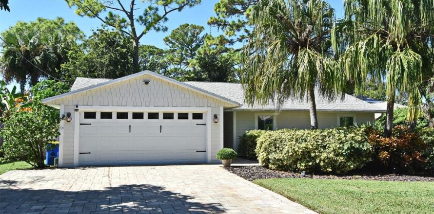 House in Edgewater, Florida 3 bedrooms, 149.76 sq.m. № 2107129