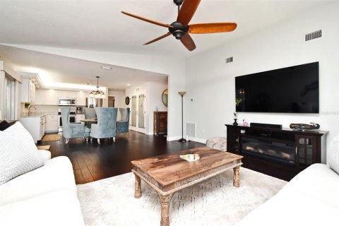 House in Edgewater, Florida 3 bedrooms, 149.76 sq.m. № 2107129 - photo 12