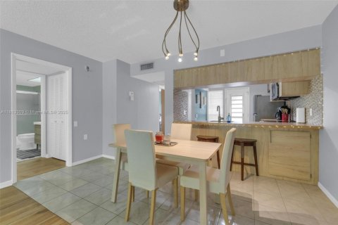 Condo in Coconut Creek, Florida, 2 bedrooms  № 1770758 - photo 12