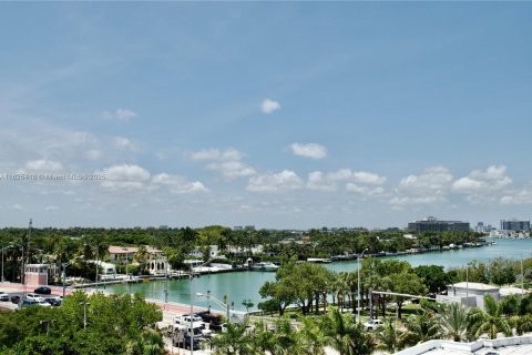 Condo in Miami Beach, Florida, 1 bedroom  № 1794409 - photo 24