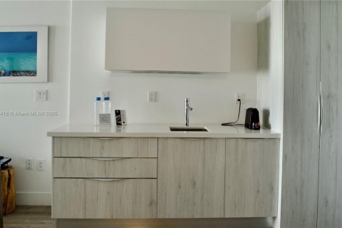 Condo in Miami Beach, Florida, 1 bedroom  № 1794409 - photo 10