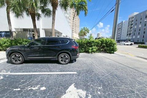 Condo in Hallandale Beach, Florida, 1 bedroom  № 1790671 - photo 20