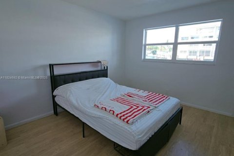 Condo in Hallandale Beach, Florida, 1 bedroom  № 1790671 - photo 13