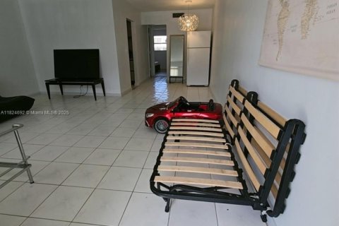 Condo in Hallandale Beach, Florida, 1 bedroom  № 1790671 - photo 4