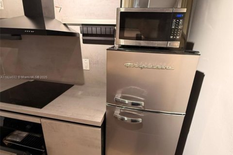 Condo in Hallandale Beach, Florida, 1 bedroom  № 1790671 - photo 24