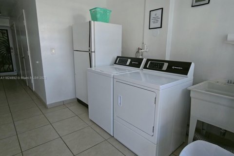 Condo in Hallandale Beach, Florida, 1 bedroom  № 1790671 - photo 21