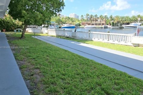 Condo in Hallandale Beach, Florida, 1 bedroom  № 1790671 - photo 17