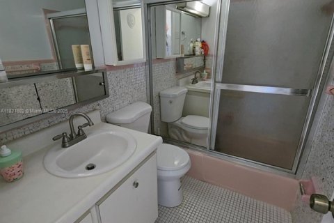 Condo in Hallandale Beach, Florida, 1 bedroom  № 1790671 - photo 11