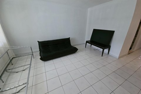 Condo in Hallandale Beach, Florida, 1 bedroom  № 1790671 - photo 9