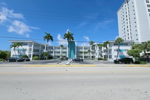 Condo in Hallandale Beach, Florida, 1 bedroom  № 1790671 - photo 2