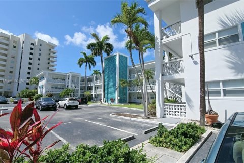 Condo in Hallandale Beach, Florida, 1 bedroom  № 1790671 - photo 1