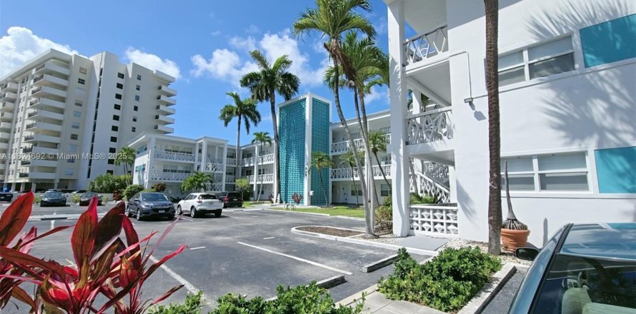 Condo in Hallandale Beach, Florida, 1 bedroom  № 1790671