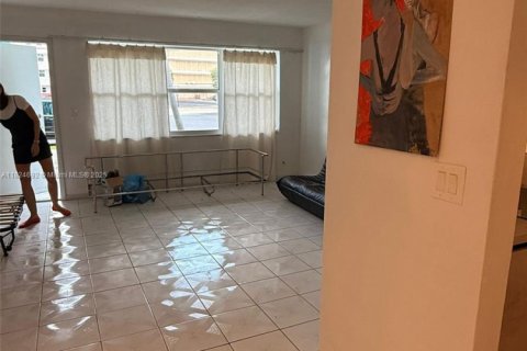 Condo in Hallandale Beach, Florida, 1 bedroom  № 1790671 - photo 25