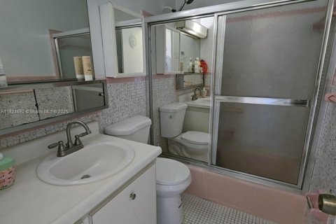 Condo in Hallandale Beach, Florida, 1 bedroom  № 1790671 - photo 12