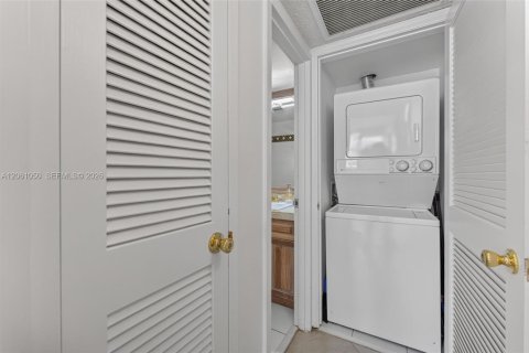 Condominio en venta en Hallandale Beach, Florida, 2 dormitorios, 115.94 m2 № 2185351 - foto 15