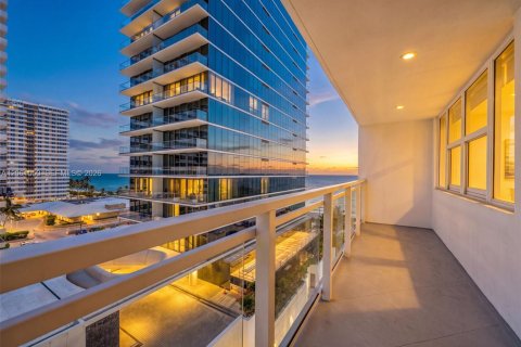 Condominio en Hallandale Beach, Florida, 2 dormitorios № 2185351