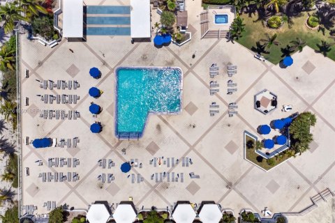 Condominio en venta en Hallandale Beach, Florida, 2 dormitorios, 115.94 m2 № 2185351 - foto 21