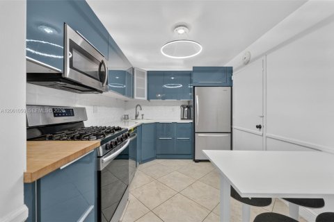 Condominio en venta en Hallandale Beach, Florida, 2 dormitorios, 115.94 m2 № 2185351 - foto 7