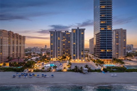 Condominio en venta en Hallandale Beach, Florida, 2 dormitorios, 115.94 m2 № 2185351 - foto 22