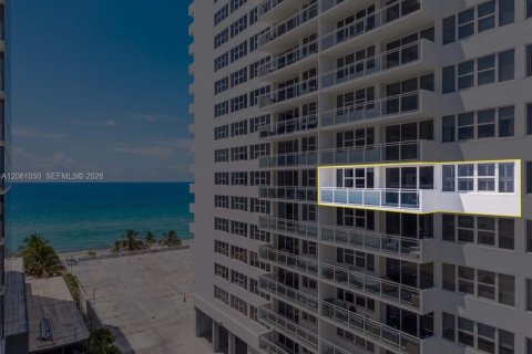 Condominio en venta en Hallandale Beach, Florida, 2 dormitorios, 115.94 m2 № 2185351 - foto 16