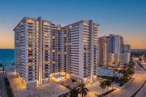 Condominio en venta en Hallandale Beach, Florida, 2 dormitorios, 115.94 m2 № 2185351 - foto 19