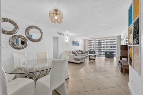 Condominio en venta en Hallandale Beach, Florida, 2 dormitorios, 115.94 m2 № 2185351 - foto 3