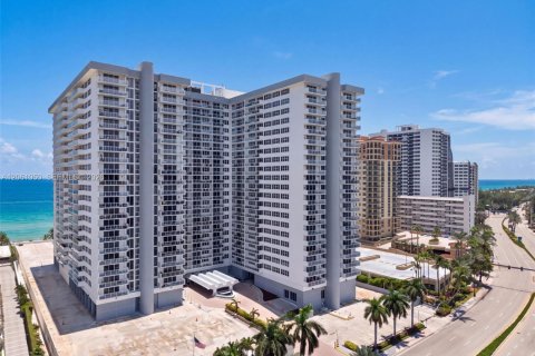 Condominio en venta en Hallandale Beach, Florida, 2 dormitorios, 115.94 m2 № 2185351 - foto 17