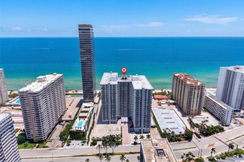 Condominio en venta en Hallandale Beach, Florida, 2 dormitorios, 115.94 m2 № 2185351 - foto 23