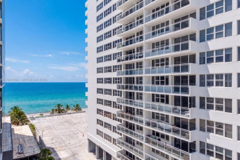 Condominio en venta en Hallandale Beach, Florida, 2 dormitorios, 115.94 m2 № 2185351 - foto 2